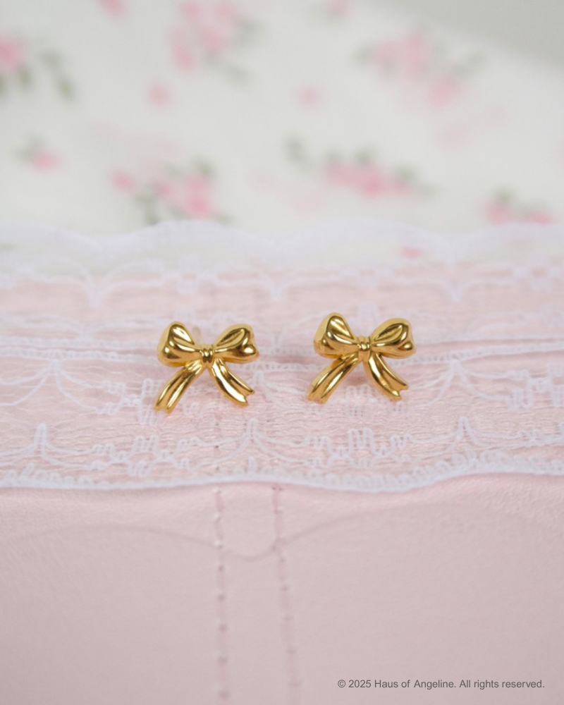 Small Ribbon Studs in Gold