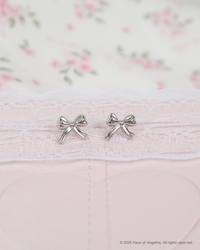 Small Ribbon Studs in Silver
