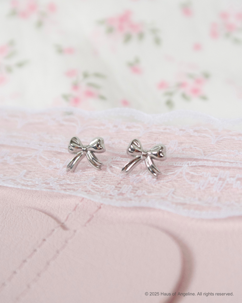 Small Ribbon Studs in Silver